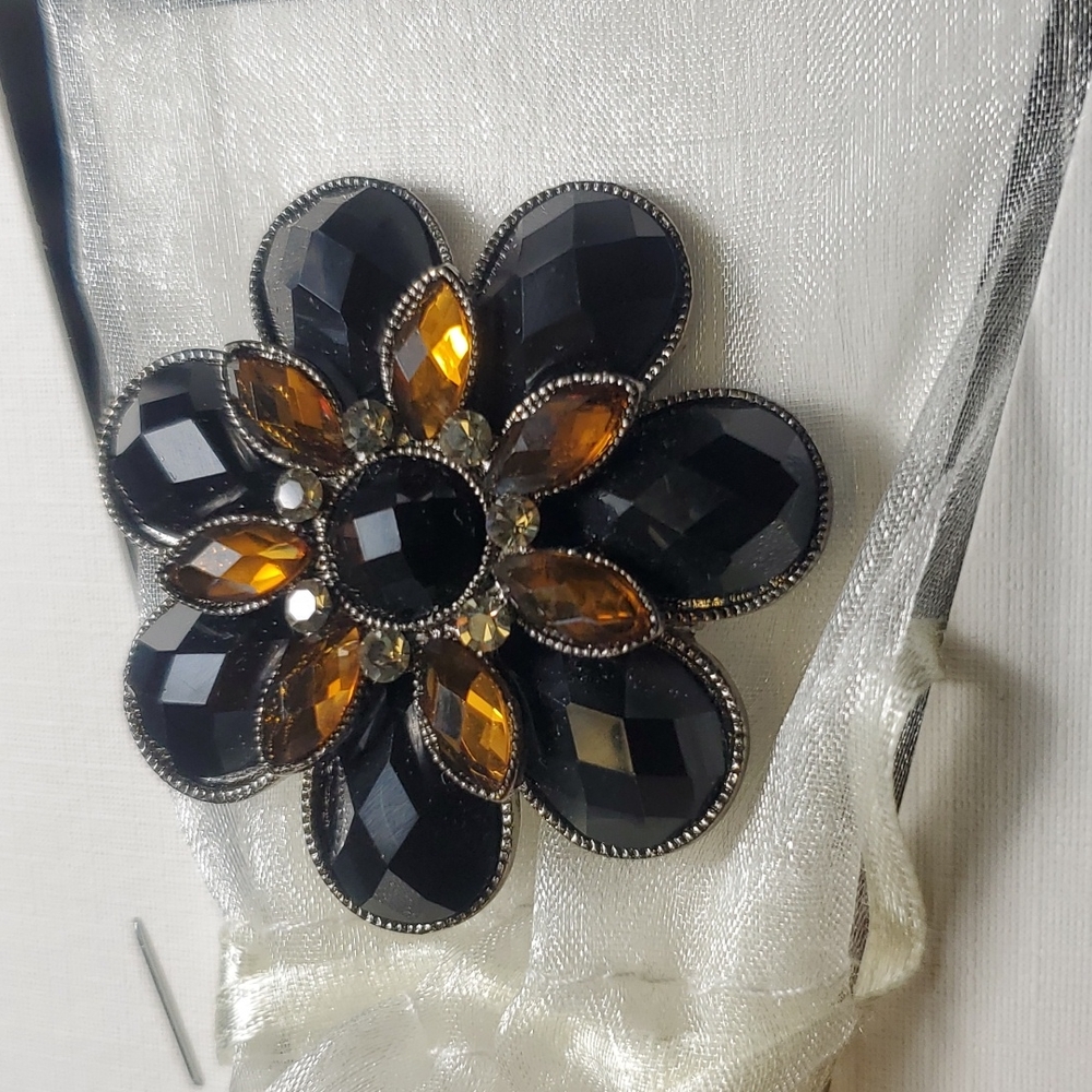 New Brooch with Amber Stones vintage look Valentine's Day ready.